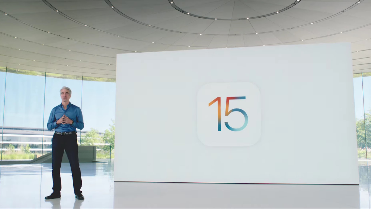 Tim Cook đứng ở Apple HQ bên cạnh iPadOS 15 sign
