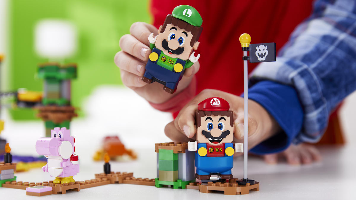 Hai đứa trẻ nắm tay Bluetooth LEGO Mario và LEGO Luigi