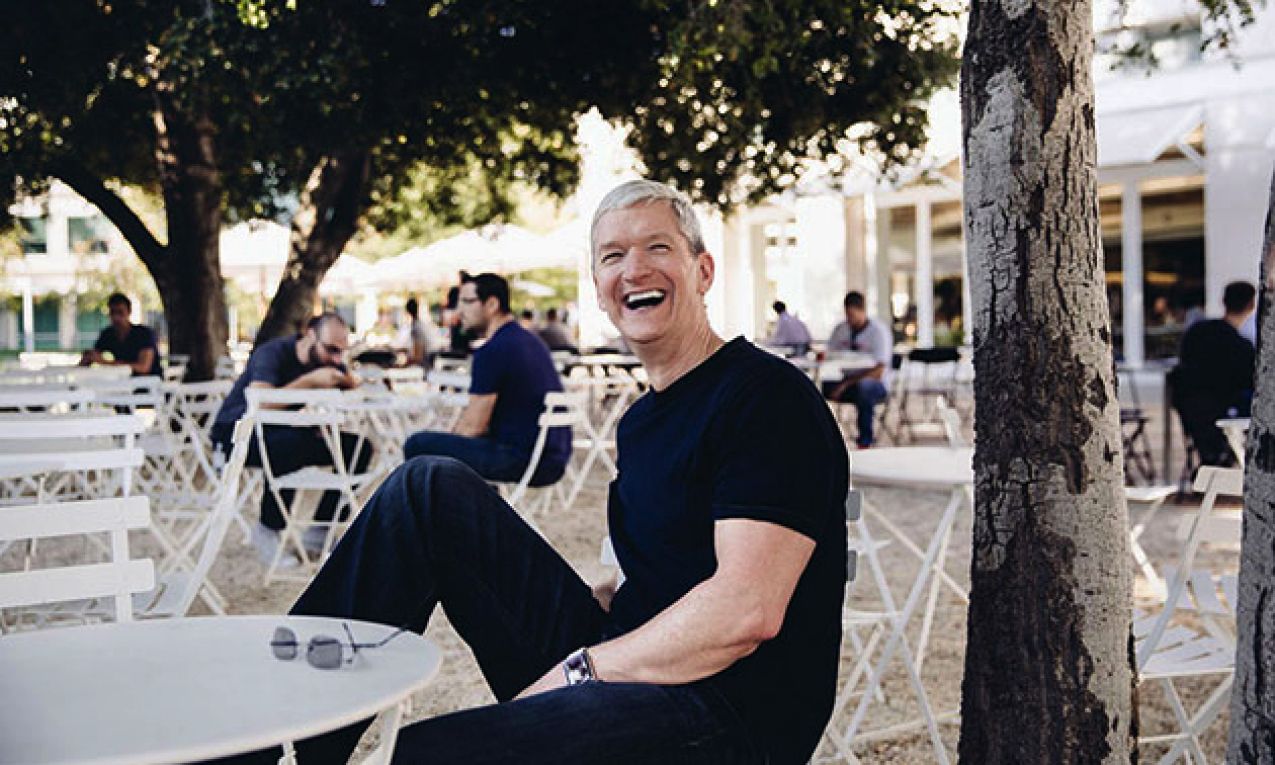 Một bức ảnh chụp CEO Apple Tim Cook đang cười và uốn dẻo bắp tay bên ngoài trụ sở Apple Park