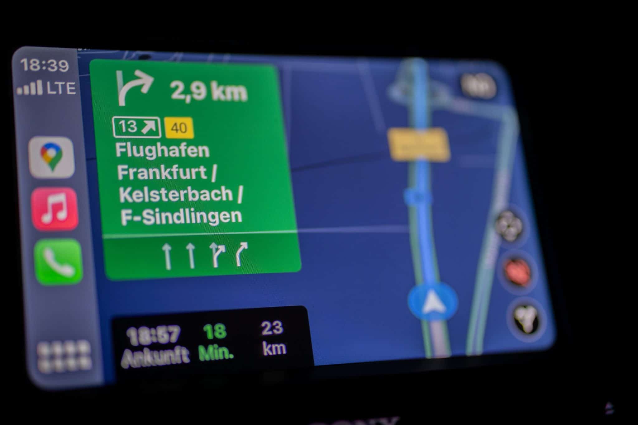 Bảng điều khiển CarPlay hiển thị một phần Ứng dụng iPhone, Điện thoại và Apple Music có sẵn