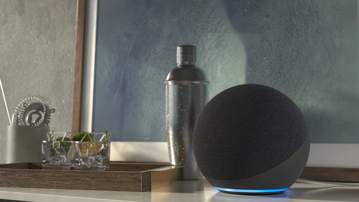 Thiết bị Amazon Alexa trên mặt bàn trong nhà