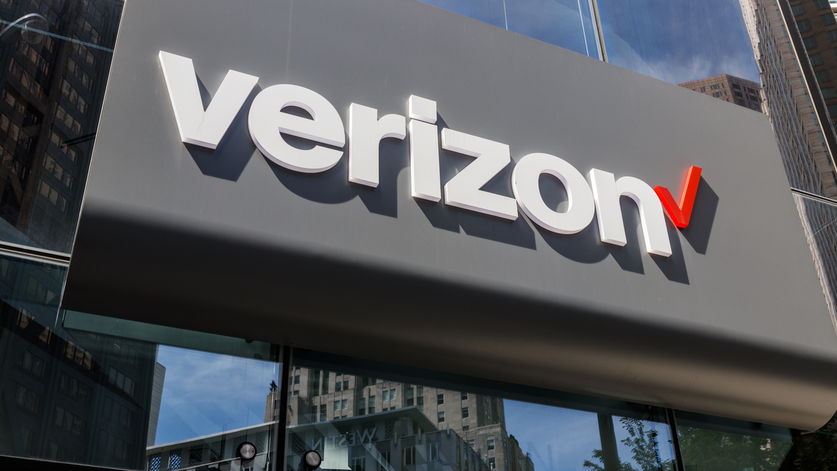 Biểu trưng vị trí bán lẻ Verizon Wireless ở phía trước cửa hàng