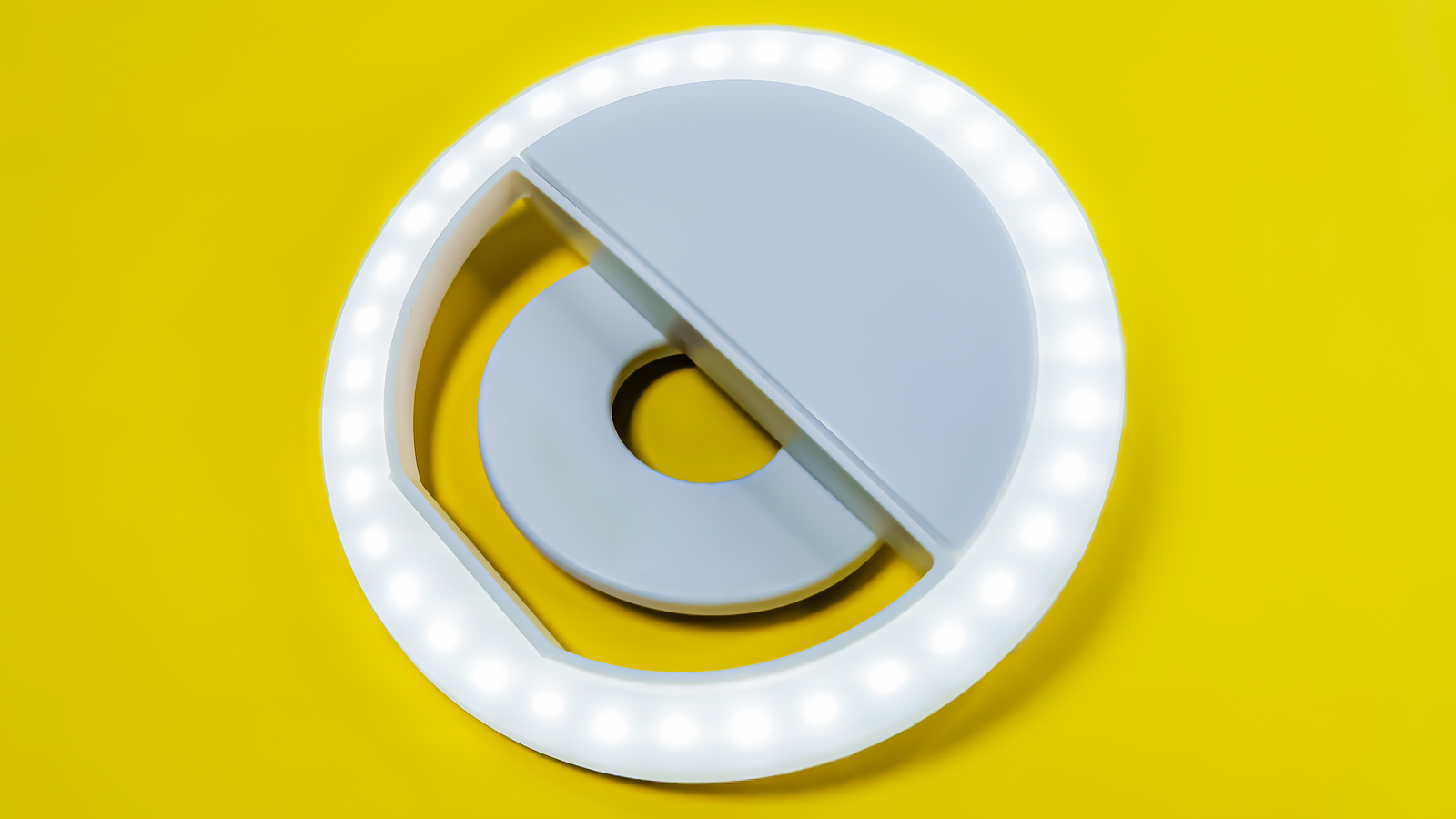 Cận cảnh đèn LED selfie dạng vòng tròn dành cho camera điện thoại trên nền màu vàng sáng