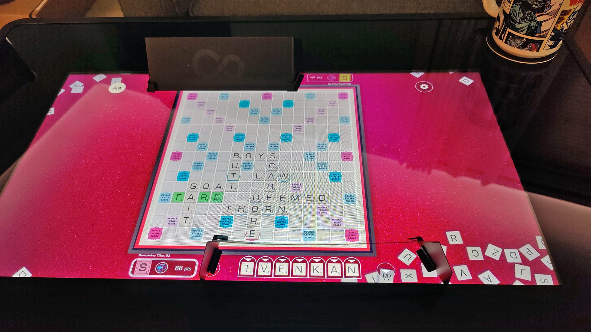 Trò chơi'Scrabble'với màn hình giấy chặn tầm nhìn của các mảnh
