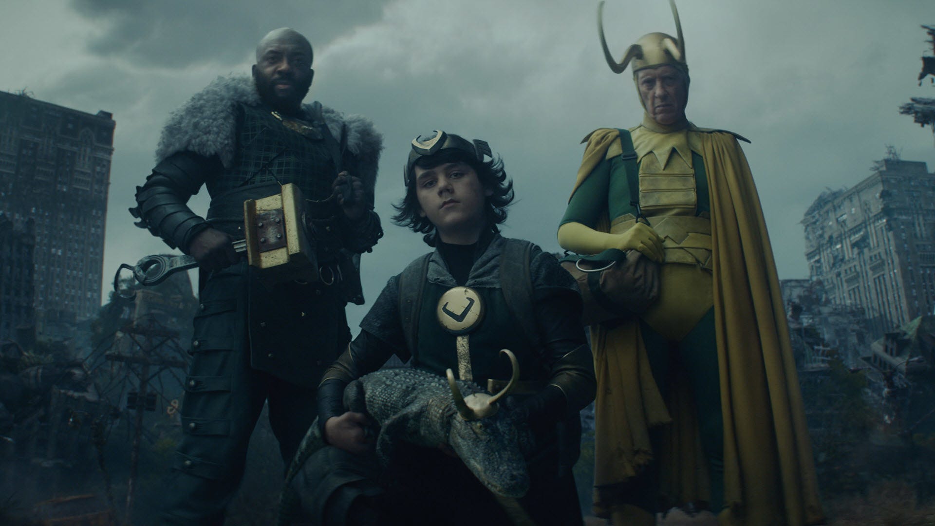Bốn Lokis đứng trong một thế giới hoang tàn