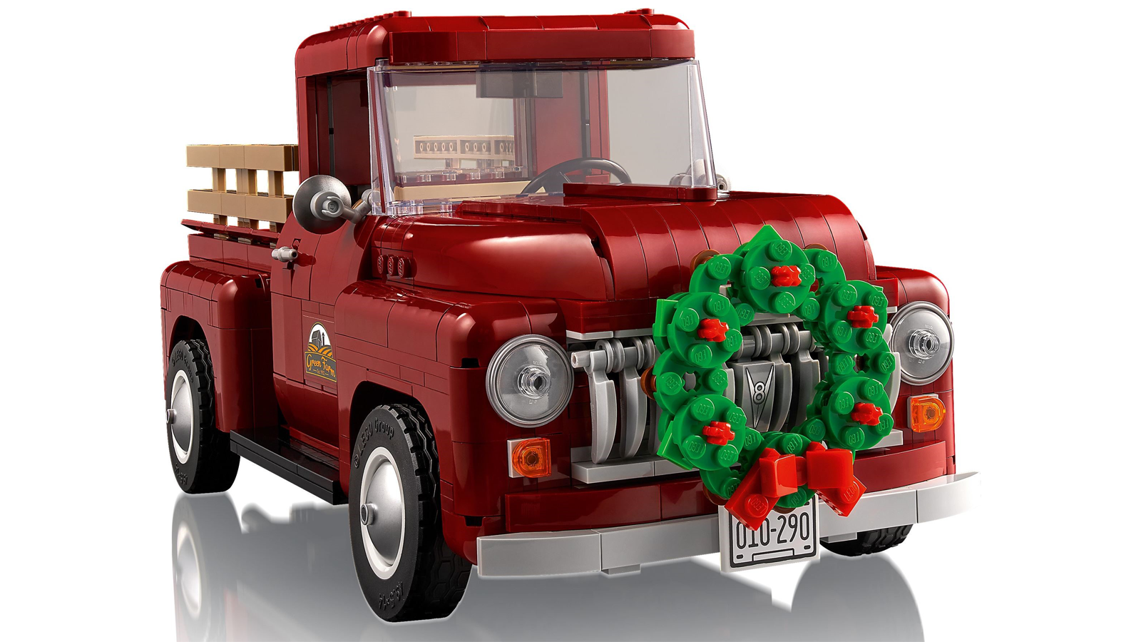 Xe bán tải LEGO với vòng hoa ngày lễ trên vỉ nướng phía trước