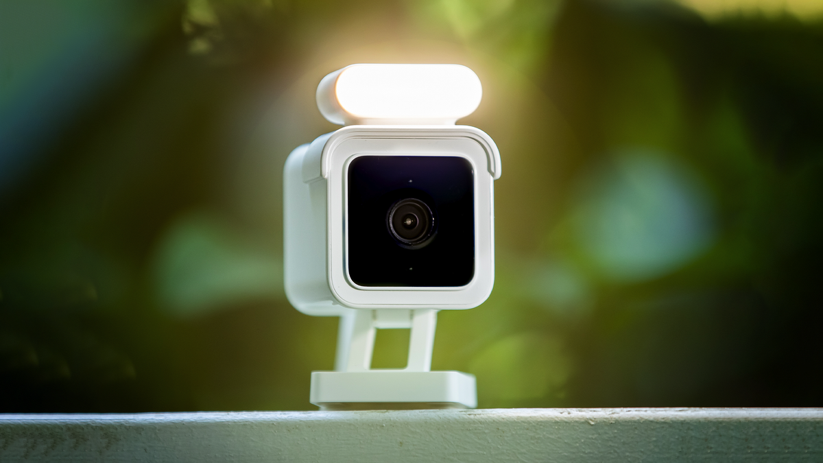 Wyze Cam Spotlight, một hệ thống bảo mật trong nhà/ngoài trời máy ảnh có đèn chiếu cảm biến chuyển động.