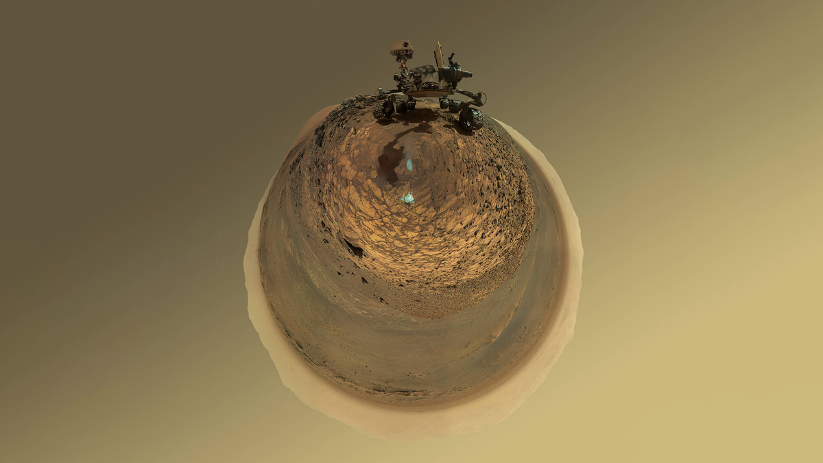 Máy bay thám hiểm Curiosity của NASA được chụp bằng ống kính mắt cá.