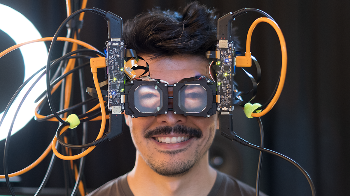 Một người đàn ông đeo mặt nạ VR cho mắt mình bằng công nghệ Reverse Passthrough.