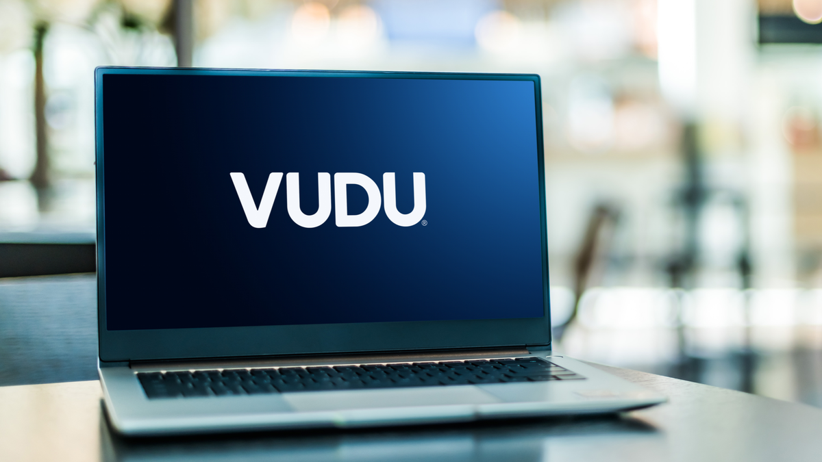 Máy tính xách tay hiển thị logo Vudu trên văn phòng hiện đại