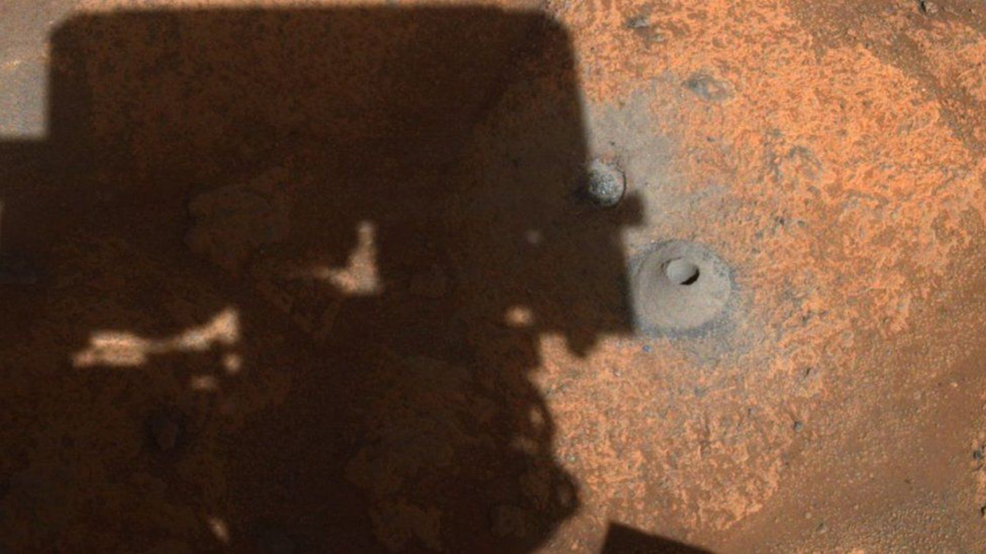 Rover đang khoan một lỗ trên sao Hỏa