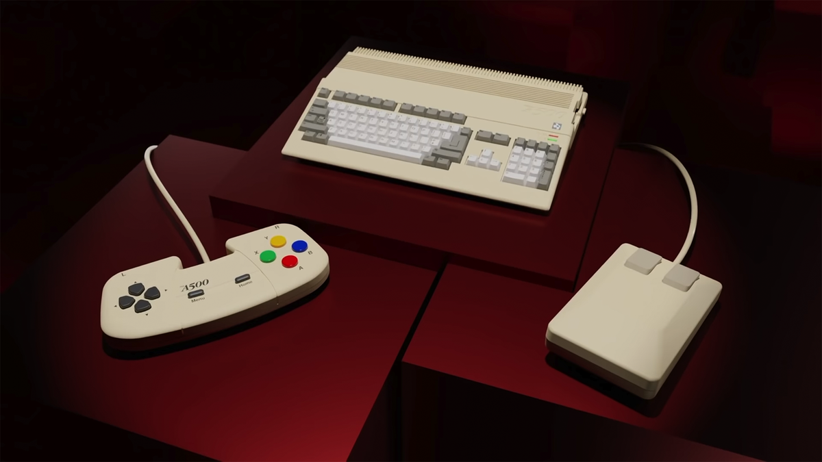 THEA 500 của Retro Games trên a bàn màu đỏ cùng với chuột 2 nút được tạo lại và bàn di chuột Amiga CD32.