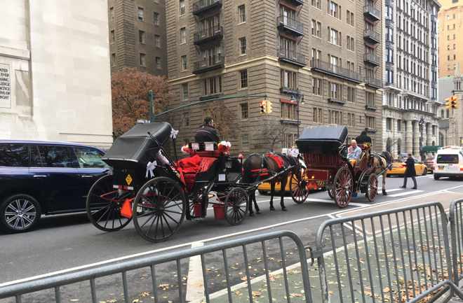 Carruagens puxadas por cavalos ao longo do Central Park West