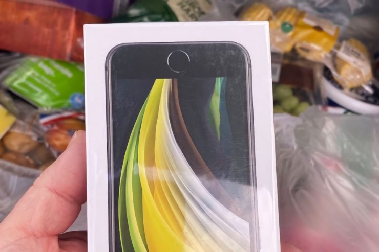 A Tesco dá a um comprador sortudo um iPhone SE 2 grátis como parte de sua promoção contínua