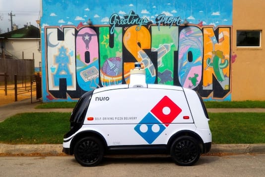 Nuro's Domino's delivery robot. Nuro's Domino's robô de entrega.