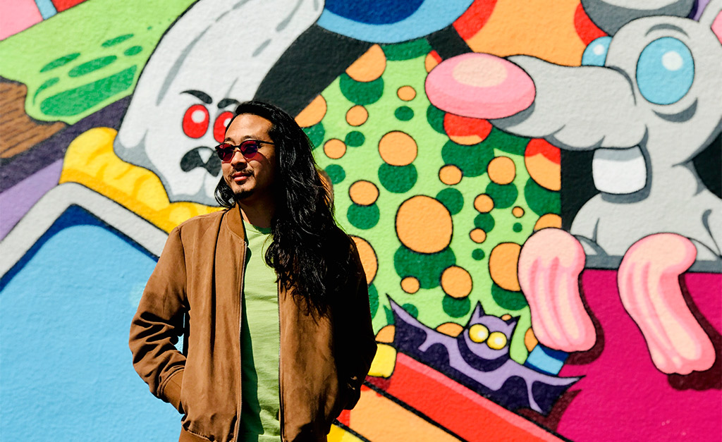 Tyler Lau ficou em frente a um mural colorido