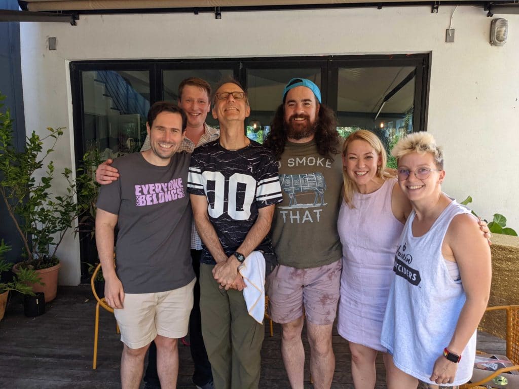 Sorriso de funcionários de Austin para uma foto durante um evento da semana do Orgulho LGBT
