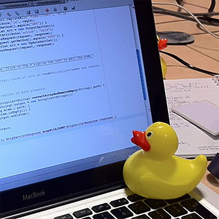 Pato de borracha usado para depuração