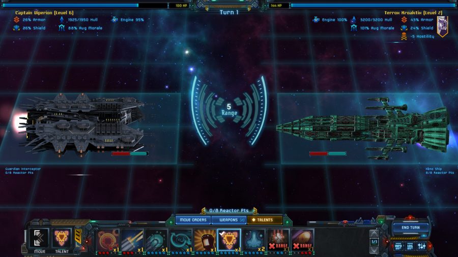 best trpg star traders frontiers duas naves espaciais se preparando para um combate baseado em turnos. Uma linha de interface do usuário se alinha na parte inferior da tela, com várias opções de combate disponíveis.