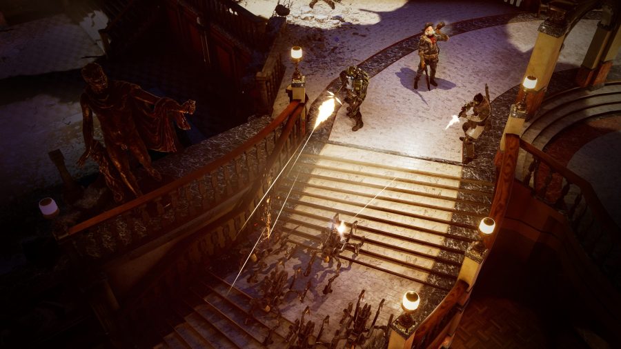 best trpg wasteland 3 dois homens no topo de algumas escadas disparam contra robôs que avançam. um terceiro homem fica na parte de trás bebendo luar