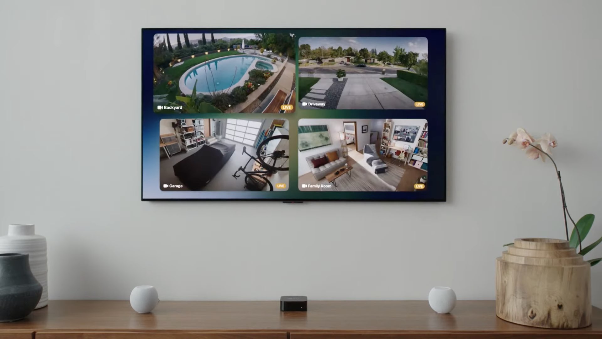 Uma imagem mostrando quatro feeds de vídeo simultâneos de câmeras de segurança HomeKit exibidos em uma grade 2x2 na Apple TV com tvOS 15